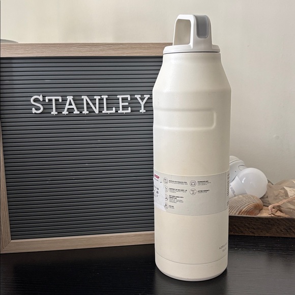 Stanley Cream Glimmer IceFlow Cap and Carry Lid Bottle 50 oz - Picture 3 of 9